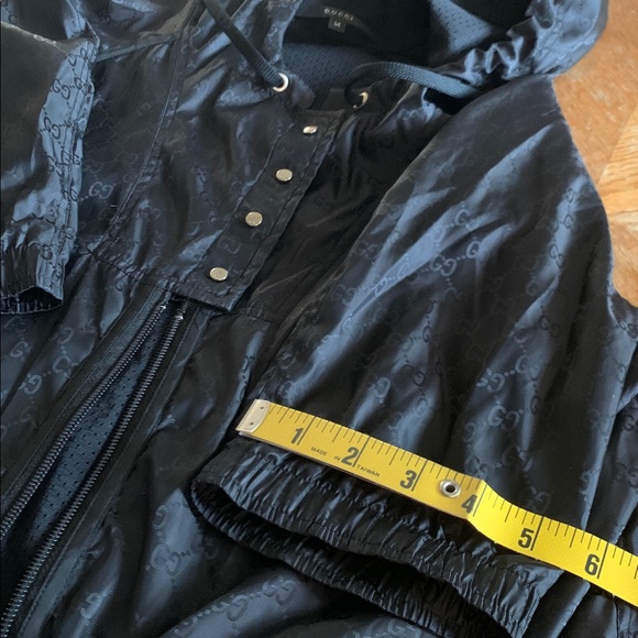 Vintage Gucci Black Bomber Jacket with Hoodie and 2009 Logo Pattern - Picture 16 of 16